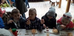 „Wielki rwetes dziś u Basi, bo kapustę Basia kwasi”, 