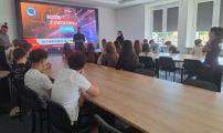 Uczniowie klasy 8b na warsztatach edukacyjnych w Centrum Szkolenia Policji, 
